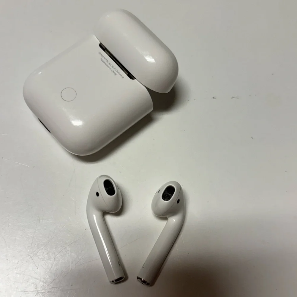 Apple 2nd Gen Wireless Earbuds & Charging Case good condition